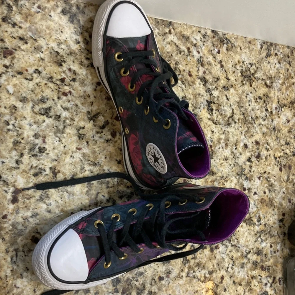 Women’s size 6 purple converse - Picture 2 of 5